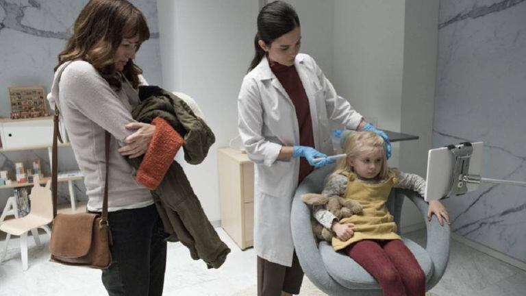 É só uma picadinha. Imagem do episódio ‘Arkangel’, da série ‘Black Mirror’.