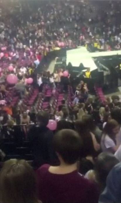 Imagem de dentro do Manchester Arena, onde Ariana Grande se apresentava.