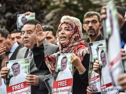 A prêmio Nobel da Paz iemenita, Tawakkol Karman (centro), em um protesto dia 8 em Istambul, quando a morte do jornalista ainda era desconhecida.