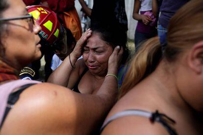Familiares das vítimas do incêndio no centro de menores de San José Pinula, Guatemala.