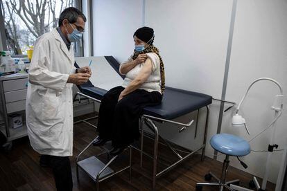 Uma mulher é vacinada contra o coronavírus em Bobigny, perto de Paris (França) em 17 de fevereiro.