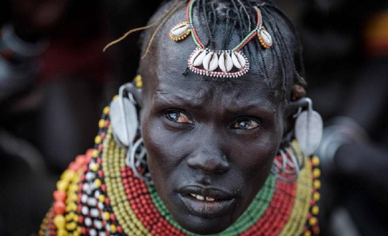 Retrato de uma bailarina do povo turkana.