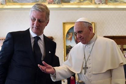 O papa Francisco (à dir.) recebe o rei Felipe, da Bélgica, na segunda-feira.