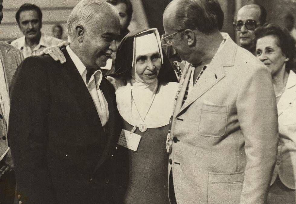 Irmã Dulce ao lado de ACM (à esquerda) e do o general João Figueiredo.