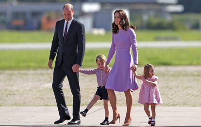 Os duques de Cambridge com seus dois filhos, em julho passado.