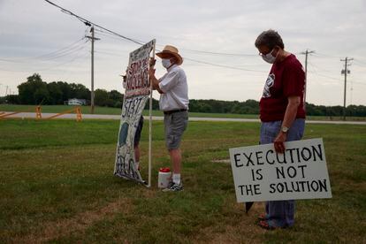 Protesto contra a execução de um réu com injeção letal, em julho, diante da prisão de Terre Haute, no Estado de Indiana