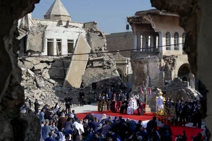 O Papa presidiu a oração em meio às ruínas da cidade de Mossul. 