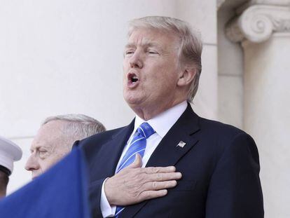O presidente dos EUA, Donald Trump, canta o hino no cemitério nacional de Arlington, Virgínia.