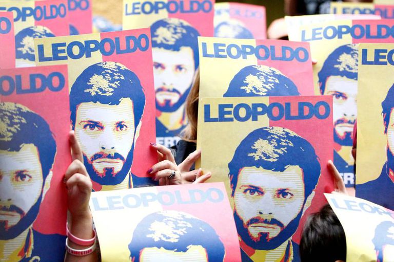 Seguidores de Leopoldo López esperam o líder após sua libertação.