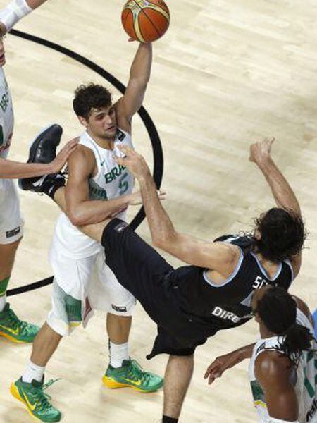Raulzinho, Scola e Nenê, no duelo Brasil e Argentina.