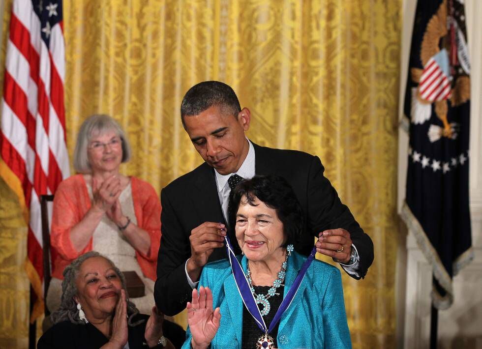 Obama coloca em Dolores Huerta a Medalha da Liberdade, em 2012. / GETTY