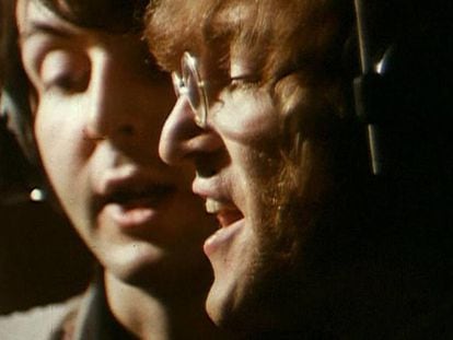 Paul McCartney (izqda.) e John Lennon, em uma fotografia durante a gravação de 'Hey Bulldog' nos estudos Abbey Road de Londres.