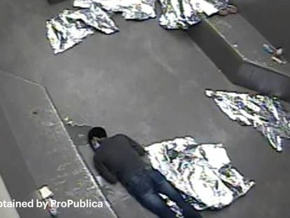 Captura do vídeo obtido por ProPublica que mostra o menor estendido no chão. ATENÇÃO: O vídeo contém imagens que podem ferir a sensibilidade do leitor.