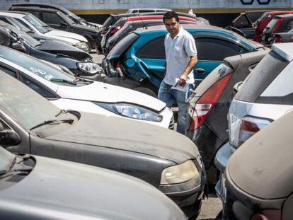 Consumidor analisa carros em p&aacute;tio de leil&atilde;o p&uacute;blico em Guarulhos.