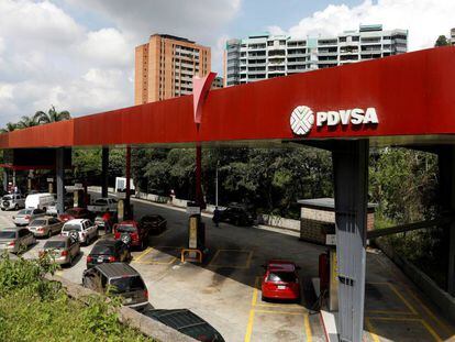 Filas de carros em um posto de gasolina de Caracas, em novembro.