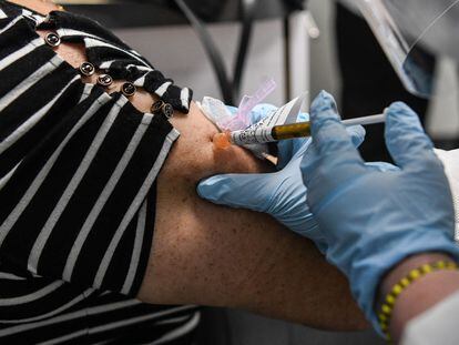 Uma voluntária recebe uma vacina contra a covid-19 na Flórida.