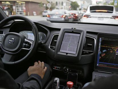 Interior de um carro sem motorista da Uber, em São Francisco.
