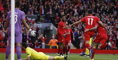 Jogadores do Liverpool comemoram gol.