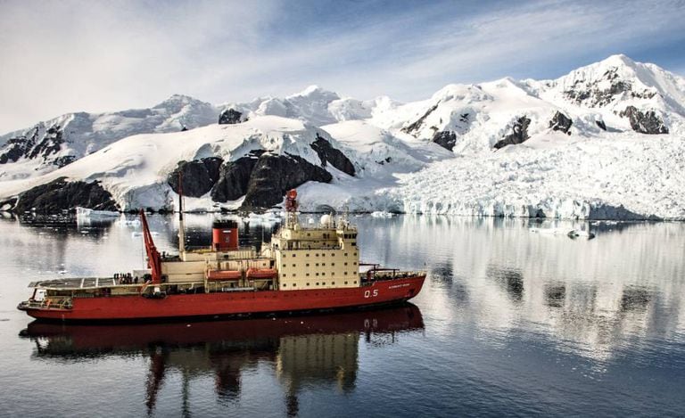O quebra-gelo argentino Almirante Irízar durante a campanha Antártica de 2018/2019.