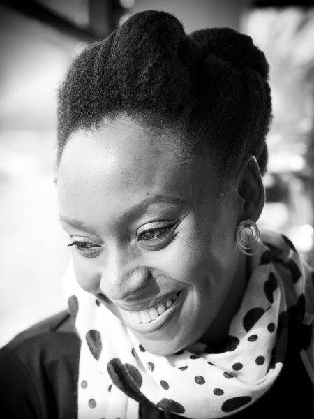 Chimamanda Ngozi Adichie, antes da entrevista em um café em Columbia.