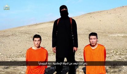 Imagem de um vídeo divulgado pelo Estado Islâmico com dois reféns japoneses, vigiados por John, o jihadista.