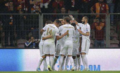 Jogadores do Real Madrid comemoram o gol de Kroos.