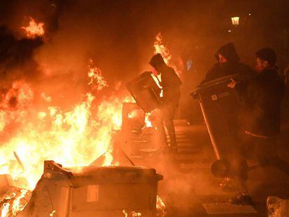 Manifestantes queimam contêineres em Barcelona.