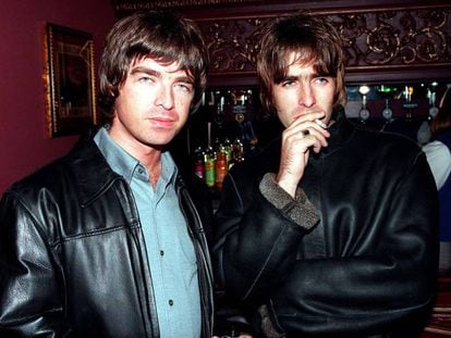 Noel e Liam Gallagher fotografados em Londres em 1995.