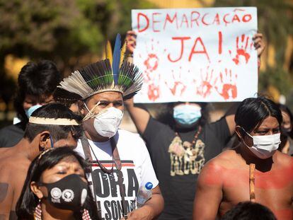 Indígenas protestam em frente ao Congresso, em Brasília, contra o PL 490, na última terça.