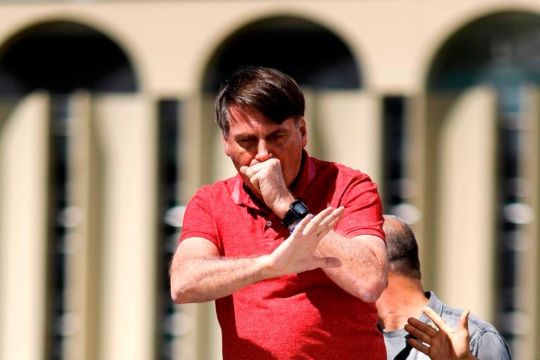 Bolsonaro durante protesto que pedia o fechamento de poderes no domingo.