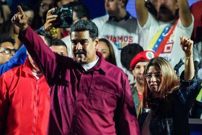 Presidente Nicolás Maduro celebra reeleição após anúncio do resultado.