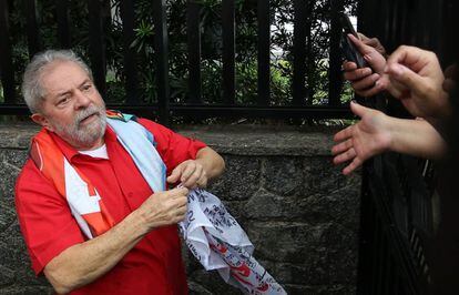 Lula cumprimenta apoiadores que se reuniram em frente a sua casa em São Bernardo, neste domingo.