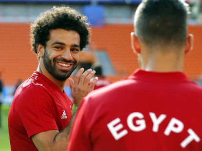 Salah participa do treino da seleção egípcia nesta quinta-feira para enfrentar o Uruguai na estreia da Copa do Mundo para as duas seleções.