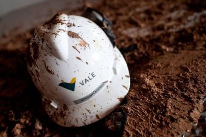 Imagem de um capacete da Vale tirada 20 dias após a tragédia na mina Córrego do Feijão.