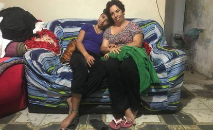 A estudante Winnie Sally de Oliveira com a mãe dela, Liliane de Oliveira.