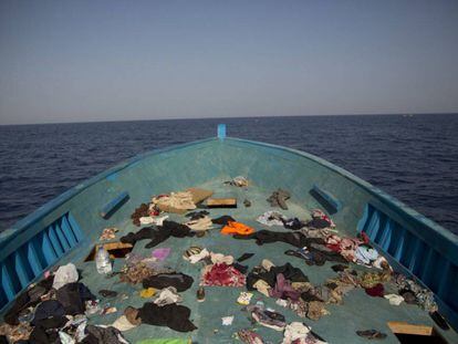 Pertences deixados pelos migrantes no chão de uma das bateiras que fugia de Líbia.