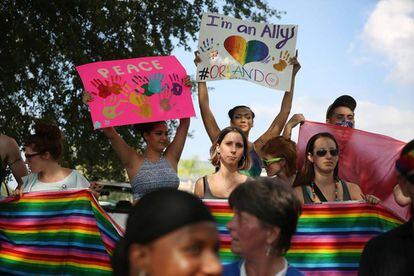 Público mostra seu apoio no funeral de uma das vítimas do atentado em Orlando.
