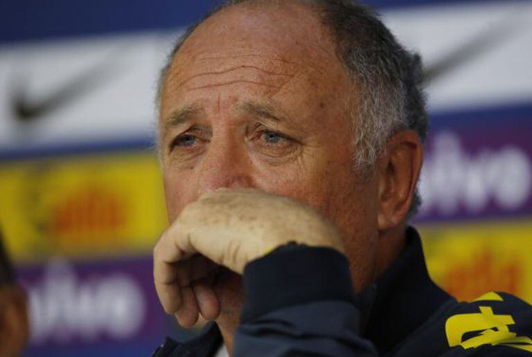 Felipão recebe a imprensa triste, em uma coletiva surpresa.