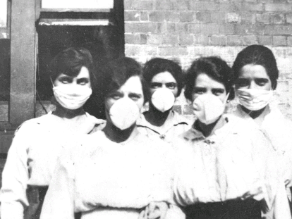 Na imagem atual, enfermeiras da Fundação Jiménez Díaz de Madri. Na outra, um grupo de mulheres com máscaras durante a epidemia de gripe de 1918, em Brisbane (Austrália).