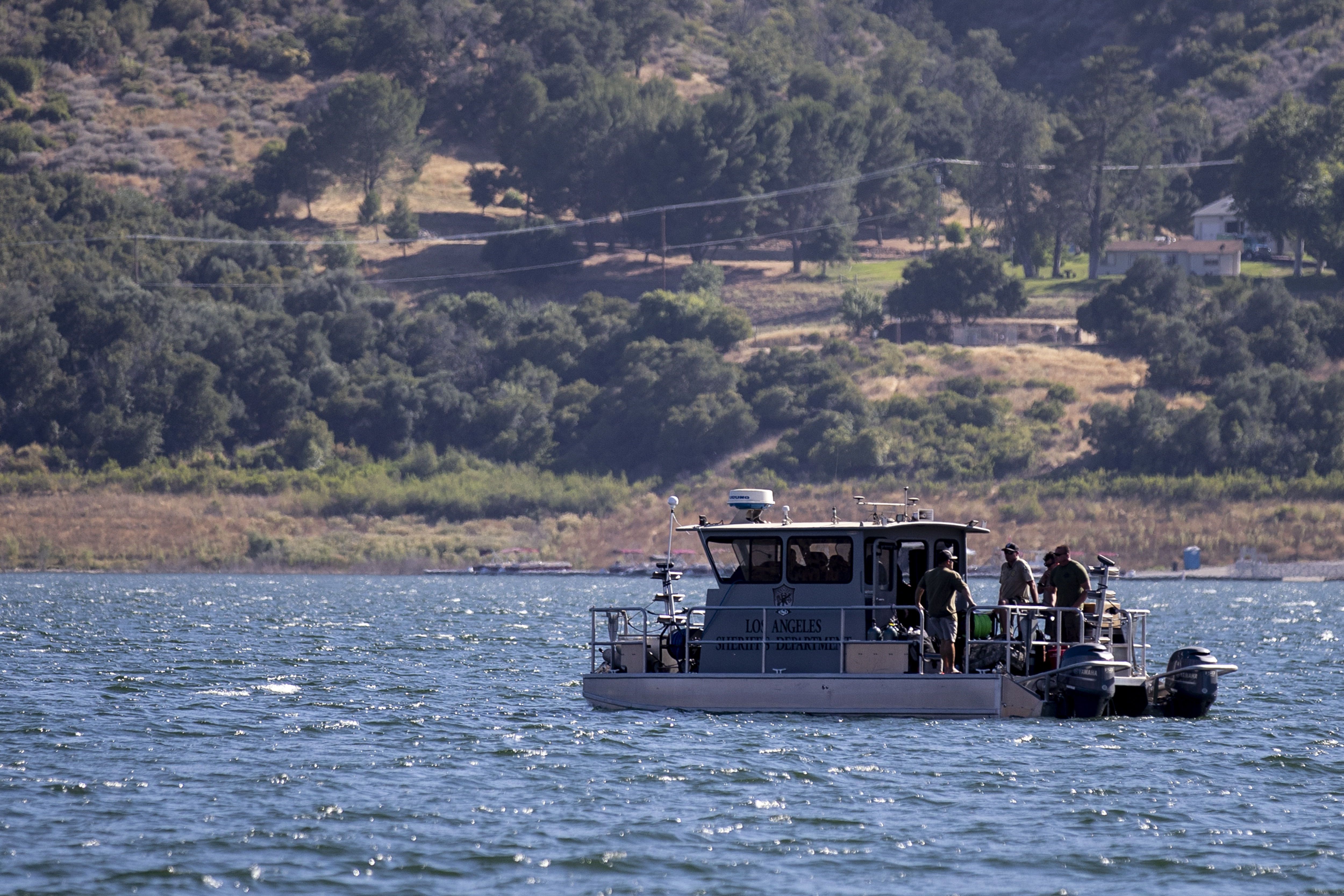 Vários barcos procuram Naya Rivera no lago Piru, Califórnia, em 10 de julho de 2020. 
