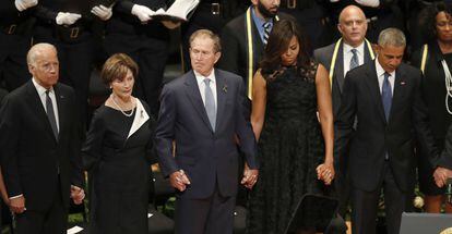 De esquerda a direita, Joe Biden, Laura Bush, George Bush, Michelle Obama e Barack Obama, no funeral de Dallas.