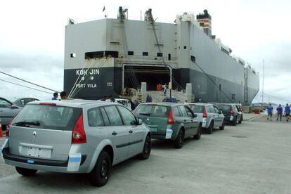 Carros embarcam no Porto de Paranagu&aacute;, no Sul do Brasil.  