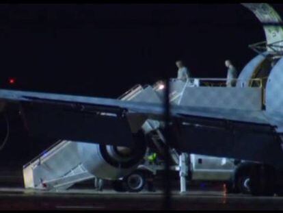 O avião que transporta a Bergdahl aterrissa em San Antonio
