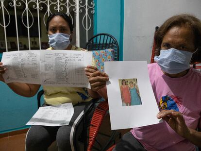 Alessandra e Conceição Mota, sobrinha e irmã de Zenite Gonzaga, exibem prontuário médico que comprova tratamento irregular da parente.