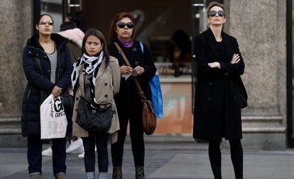 Mulheres esperam num semáforo na Gran Vía de Madri.