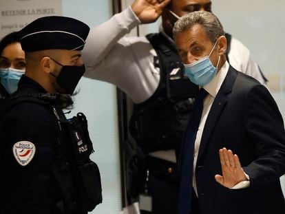 O ex-presidente francês Nicolas Sarkozy, ao chegar a um tribunal em Paris em 1º de março.