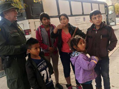Uma família de imigrantes centro-americanos em frente a um albergue em El Paso, Texas, em 29 de novembro.