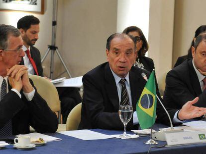 O chanceler brasileiro, Aloysio Nunes (C), em visita à Argentina, em março.