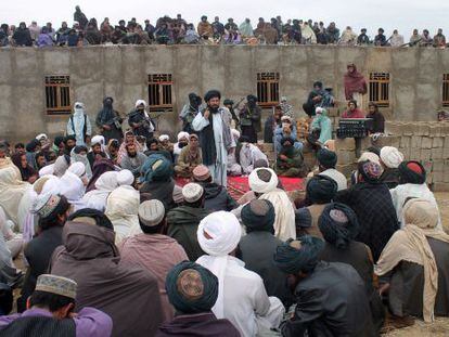 Mohamed Rasul Akhund, líder de uma facção talibã, fala a seus partidários.