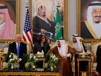 O rei Salman, da Arábia Saudita, entre Donald Trump e Melania Trump.